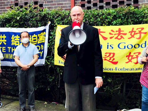 '图2:法轮大法澳大利亚佛学会发言人约翰·戴乐(John Deller)在集会上发言'