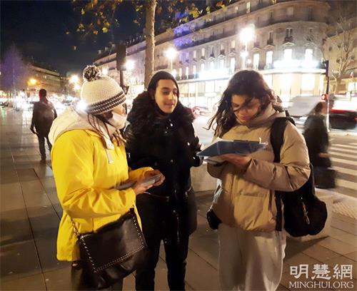 '图3~4:了解了真相的人们在征签表上签字,支持法轮功学员的反迫害行动。'