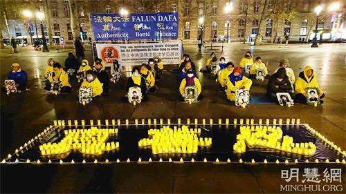 '图5:二零二一年十二月十日,巴黎法轮功学员在傍晚点亮烛光,悼念被中共迫害致死的法轮功学员。'