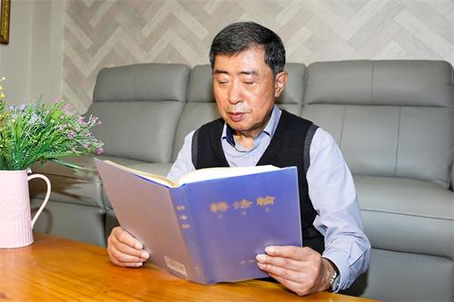 '图2:自从修炼法轮大法后,阅读《转法轮》是黄斗焕院长每天的必修课。'