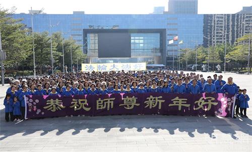 '图1:二零二一年十二月十二日,大台中地区学员怀着最崇高的敬意,向法轮功创始人李洪志先生拜年。双手合十齐声祝颂:“恭祝师尊新年好!”'