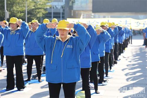 '图2~6:二零二一年十二月十二日,大台中地区的法轮功学员在市政府广场上集体炼功,向民众展示五套功法。'