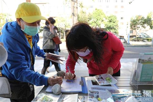 '图7~8:法轮功学员向过往民众派发资料及征签声援法轮功反迫害。'