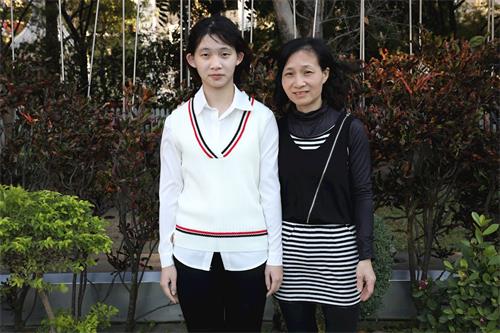 '图11:李女士与女儿艾莉芝因为修炼法轮功而身心受益。'