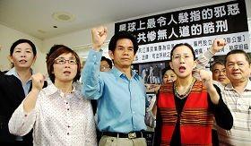 台南市议员庄玉珠(前左起)、李文正、曾秀娟一起呼吁“抗议人权恶棍王三运”、“不欢迎王三运来访”