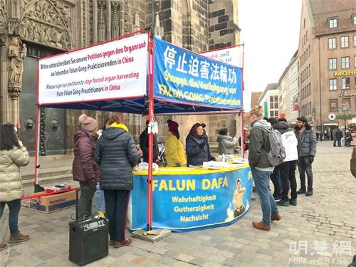 '图1:二零二一年国际人权日,法轮功学员在纽伦堡圣·劳伦斯教堂(St. Lorenz)前举办活动,揭露中共迫害法轮功。'