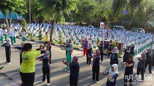 '图1:印度尼西亚巴丹岛国立中学1(SEKOLAH MENENGAH ATAS NEGERI 1)师生学炼法轮功功法。'