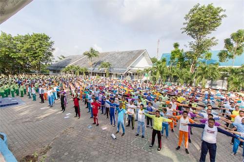 '图2:印度尼西亚巴丹岛职业中学1(SEKOLAH MENENGAH KEJURUAN NEGERI 1)学生集体炼功。'