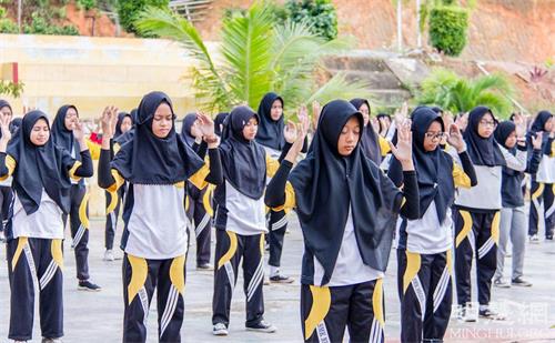 '图3~4:二零一六年十二月十日,法轮功学员给国立七巴淡高职学生(SEKOLAH MENENGAH KEJURUAN NEGERI 7)教炼法轮功。'