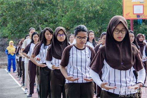 '图5~6:卡尔蒂尼职业中学(SMK KartiniBatam)Mujiono校长表示,孩子们炼功后变得更舒适自在。'