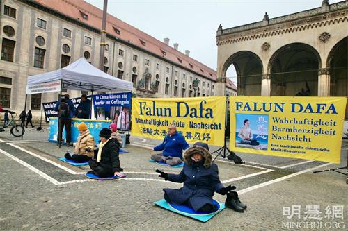'图1:二零二一年十二月十三日,法轮功学员在德国慕尼黑奥迪安广场(Odeonsplatz)展示功法'