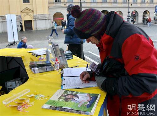 '图2:民众签名声援法轮功学员反迫害。'