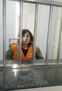 '姜伟被灌食后,留在脸上的食管。'
