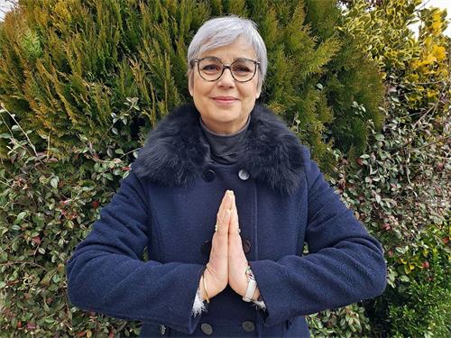 '图1:圣诞节和新年快到了,弗蕾德里克(Frédérique)女士感谢师父,感谢大法。修炼大法后,自己的身心都受益受益'
