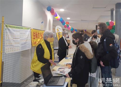 '图3:学生们认真倾听、了解法轮功真相。'