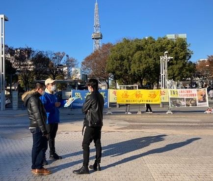 '图2~4:二零二一年十一月二十八日,法轮功学员们向过往行人讲真相'