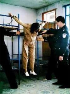 '酷刑演示:一字吊铐 (吊飞机)'
