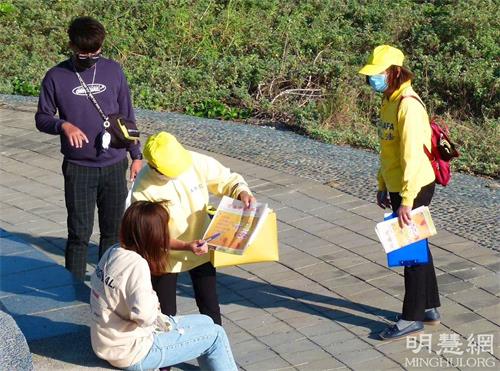 '图6:法轮功学员向民众传递真相。'
