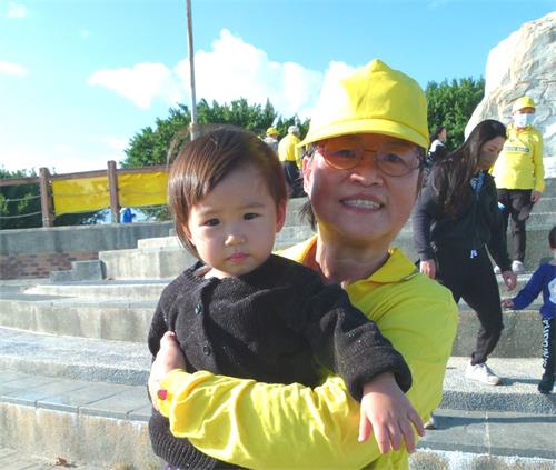 '图8:绣淇的小孙子逢人会说:“法轮大法好,祝你平安”。'
