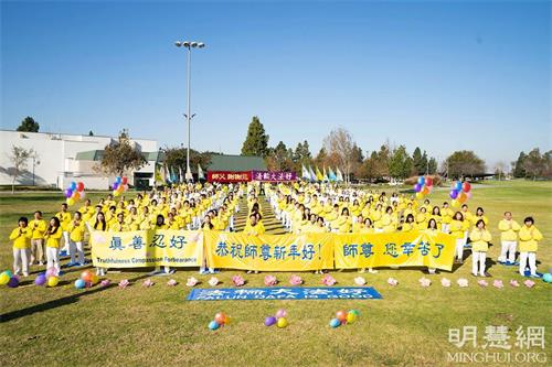 '图1:二零二一年十二月十九日,洛杉矶部份法轮功学员在芳泉谷市平方英里地区公园(Mile Square Regional Park)的草坪上集体炼功。'