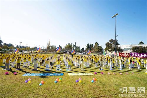 '图2:二零二二年新年将临, 洛杉矶法轮功学员恭贺师父新年好!'