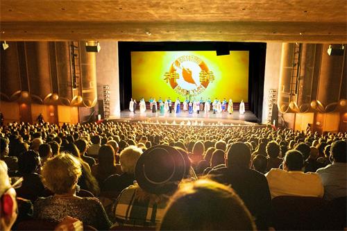 '图1:圣诞节前夕,二零二一年十二月二十二日和二十三日,美国神韵纽约艺术图在硅谷重镇——圣荷西上演二场演出,剧场工作人员和观众感谢神韵的到来。'