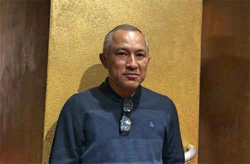 '图2:从事教育事业的豪尔赫·马丁内斯(Jorge Martinez )观赏了十二月二十二日的神韵演出,他表示,神韵演出令人震撼,“(演出)触动了我的内心深处”。(明慧网)'