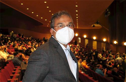 '图4:罗氏(Roche)制药公司的数据科学部门主管塞拉·艾哈迈德(Seraj Ahmad)观赏了十二月二十三日下午的第二场演出。他说神韵是“视觉飨宴”。(大纪元)'