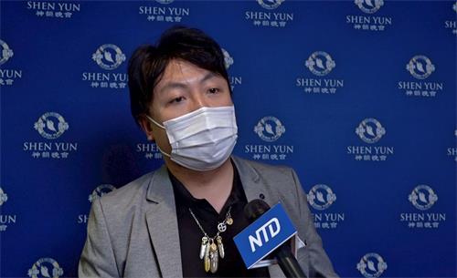 '图5:来自中国大陆的年轻人罗伯特(Robert)观看了二零二一年十二月二十二日的演出。(新唐人电视台)(新唐人电视台)'