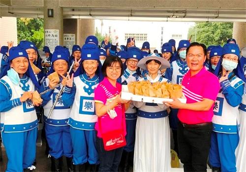 '图8:万丹乡萧姓村长特地送来了当地名产红豆饼一百五十份、共三百个,供天国乐团团员品尝。'