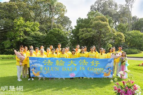 '图1:奥克兰中区学员恭祝师尊新年快乐!'