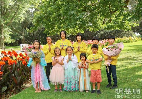 '图4:奥克兰大法小弟子恭祝师尊新年快乐!'