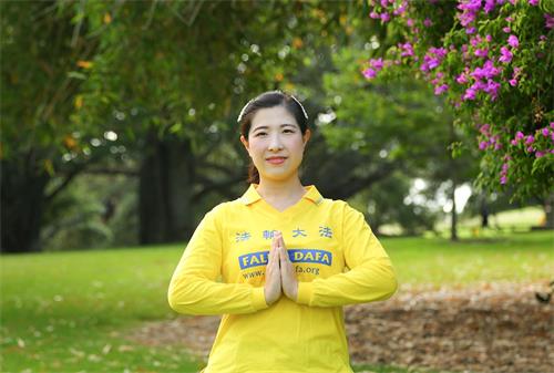 '图6:法轮功学员格罗丽雅恭祝师尊新年快乐!'
