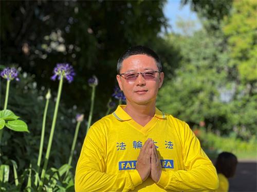 '图8:法轮功学员王松恭祝师尊新年快乐!'