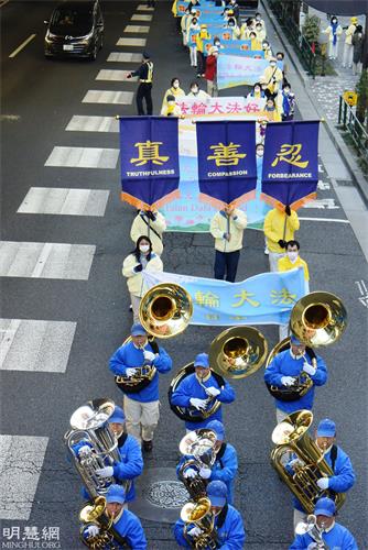 '图2~4:二零二一年十二月二十六日,在东京池袋街道上的游行队伍。'