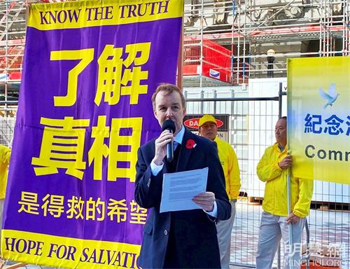 '图1:人权律师凯瑞·高尔(Kerry Gore),于二零二一年四月十七日,在新西兰奥克兰的伊丽莎白广场集会上发言,支持法轮功反迫害。'