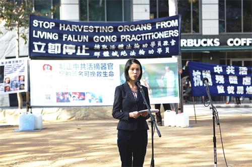'图3:国际“医生反对活摘器官”(DAFOH)组织墨尔本分部代表刘医生(Dr Lisa Lau),于二零一五年五月二十三日,在墨尔本城市广场(City Square)举行的揭露中共活摘法轮功学员器官真相的集会上发言。'