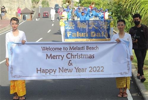'图2:二零二一年十二月二十三日,印尼天国乐团在巴厘岛美拉士地海滩(Melasti Beach)举行了游行,和当地民众一起庆圣诞迎新年。'