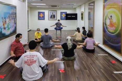 '图1~2:新学员在学炼法轮功。'