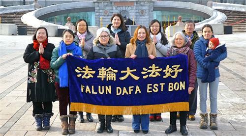 '图4:魁北克市(Quebec city)部份法轮功学员恭祝师尊新年好 。'