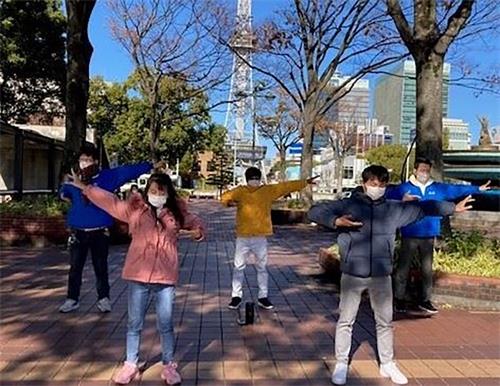 '图1:二零二一年十一月二十八日,法轮功学员在日本名古屋市荣的喷水附近炼功'