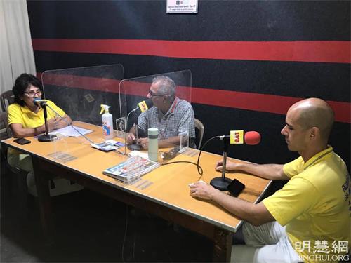 图4:Radio la Voz de la Selva主持人(中)采访了主办真善忍美展的法轮功学员。