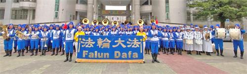 '图2:台湾天国乐团于万丹红豆节弘法踩街活动前,合影恭祝师父新年快乐。'