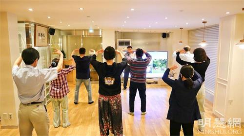 '图1:参加十月份九天班的新学员正在学习法轮大法第二套功法。'