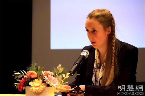 '图5:瑞士女孩安雅在台上发言谈到,自己曾误信中共对法轮功的谎言诽谤;后来了解真相后,才知道大法好,读了《转法轮》后,有如回家的感觉。'