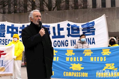 '图5:加拿大前参议员迪尼诺(Con Di Nino)在集会中发言'