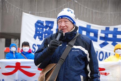 '图7:加拿大台湾人权协会主席麦克·史(Michael Stainton)在集会中发言'