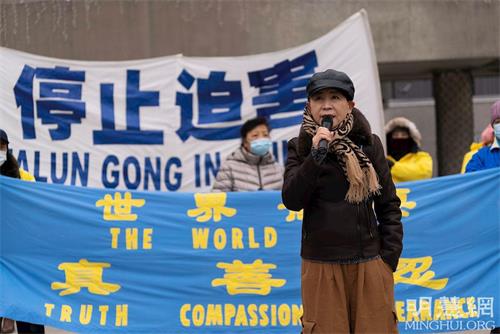'图8:民阵全球副主席盛雪在集会上发言'