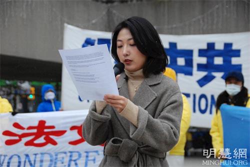 '图9:加拿大谢尔丹学院(Sheridan College)动画专业学生刘铭园在集会上呼吁营救母亲刘艳'