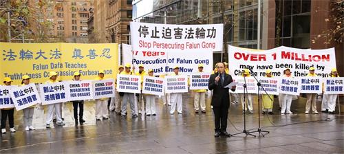 图1:澳大利亚越南社区前联邦主席三武律师 (Mr Vo Tri Dung)在二零一六年七月二十日悉尼各界集会上发言,谴责中共残酷迫害法轮功。